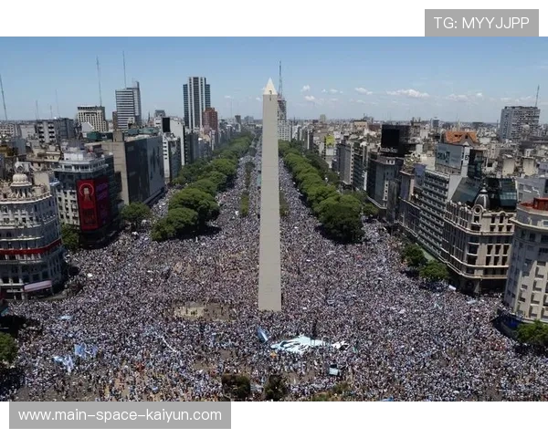 挪威博德市万人空巷，球迷涌向街头庆祝欧冠历史性胜利