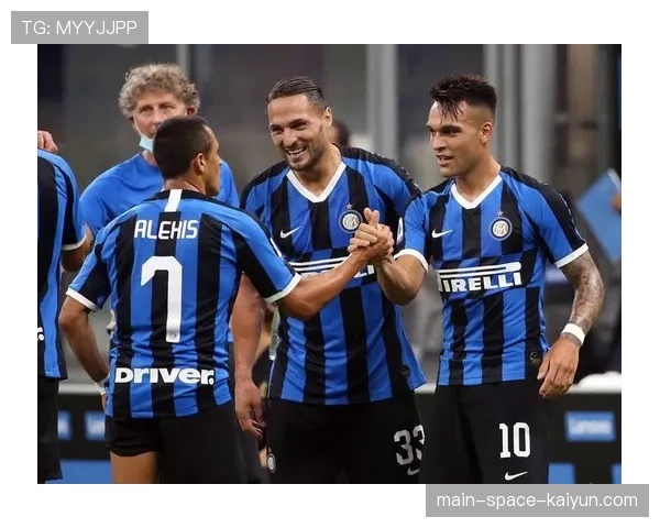 国际米兰3-0完胜佛罗伦萨,将领先优势扩大至8分。 国际米兰3-0完胜佛罗伦萨,将领先优势扩大至8分。